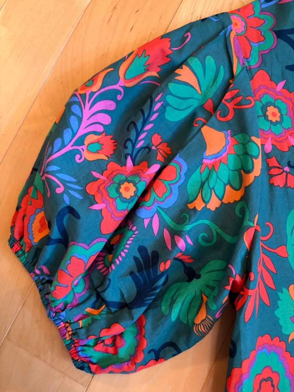 Pinch Pleated Puff Sleeve Green Patterned Blouse w/ V-Neck and Ruffle Collar XS